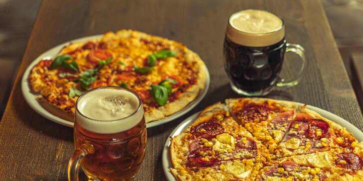 Zažeňte hlad a taky žízeň: dvě pizzy z výběru 15 druhů, k tomu klidně i pivo