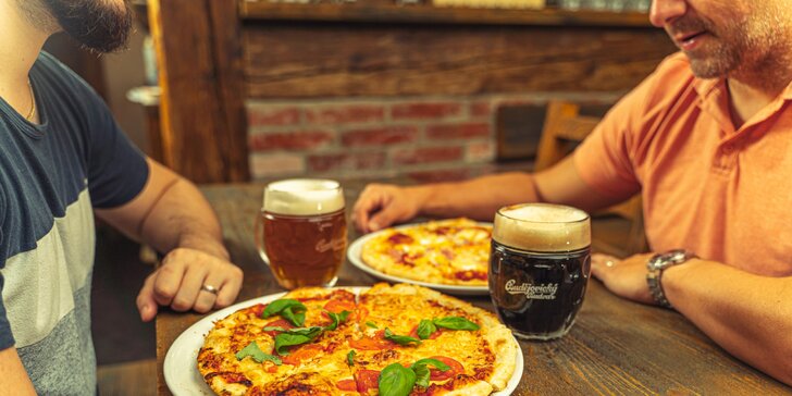 Zažeňte hlad a taky žízeň: dvě pizzy z výběru 15 druhů, k tomu klidně i pivo