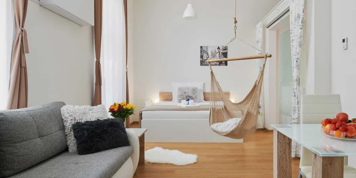 Až 7 nocí v krásném apartmánu v centru Prahy a plavba po Vltavě či večeře v krčmě