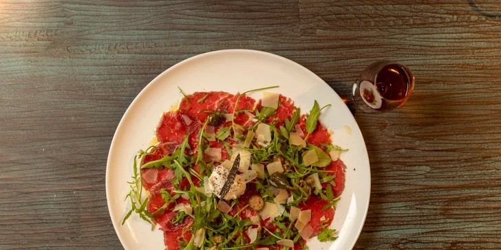 Tříchodové menu s carpacciem a biftekem a degustace rumů pro 2 osoby