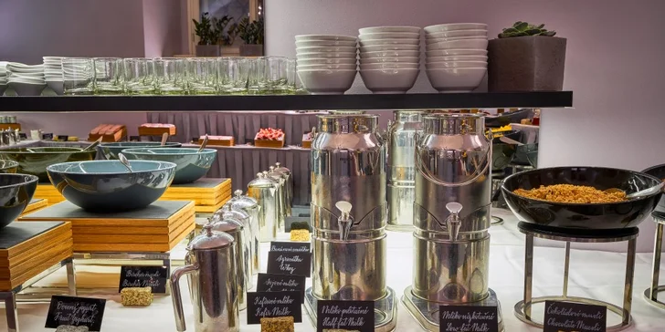 Luxusní hotel v centru Prahy: zahradní restaurace a neomezený vstup do wellness