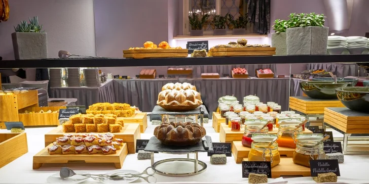 Luxusní hotel v centru Prahy: zahradní restaurace a neomezený vstup do wellness