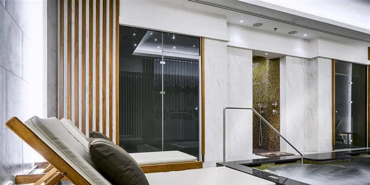 Luxusní hotel v centru Prahy: zahradní restaurace a neomezený vstup do wellness