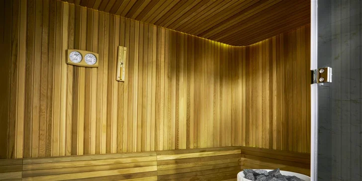 Luxusní hotel v centru Prahy: zahradní restaurace a neomezený vstup do wellness