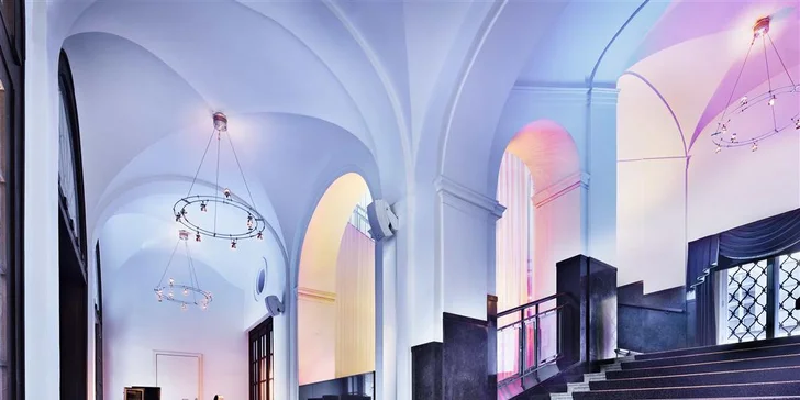 Luxusní hotel v centru Prahy: zahradní restaurace a neomezený vstup do wellness