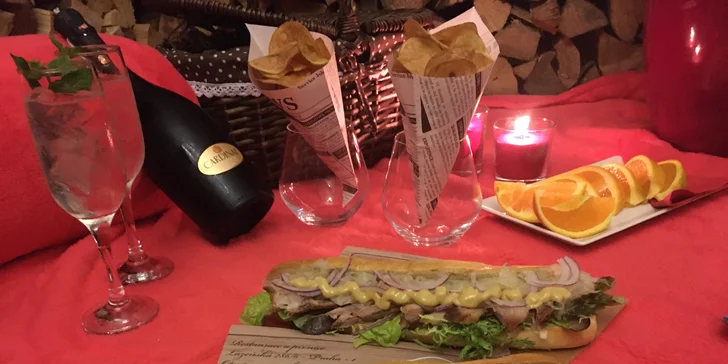 Piknikový koš pro dva: Bagety s trhaným masem i lahev prosecca