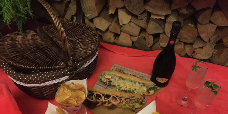 Piknikový koš pro dva: Bagety s trhaným masem i lahev prosecca