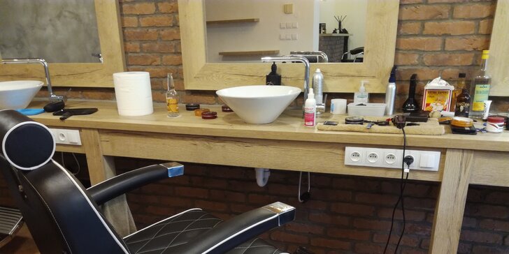 Dokonalá péče v barber shopu: klasický pánský střih i holení hot towel