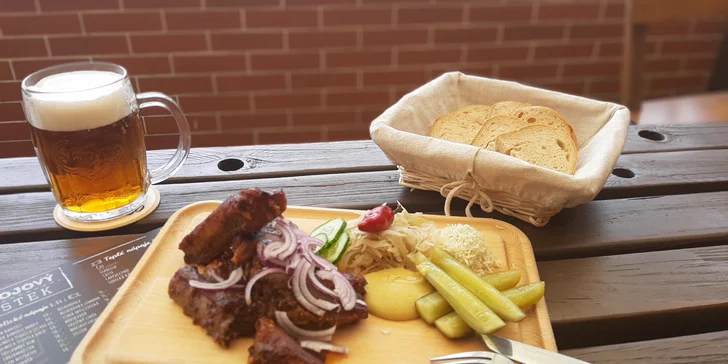 Vepřová žebírka s přílohou v Krumvířském hostinci kousek od Brna