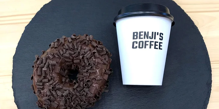 Donut či dva a káva k tomu v pardubickém OC Atrium: espresso i cappuccino, plněné a neplněné dezerty