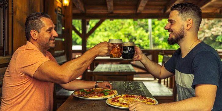 Zažeňte hlad a taky žízeň: dvě pizzy z výběru 15 druhů, k tomu klidně i pivo