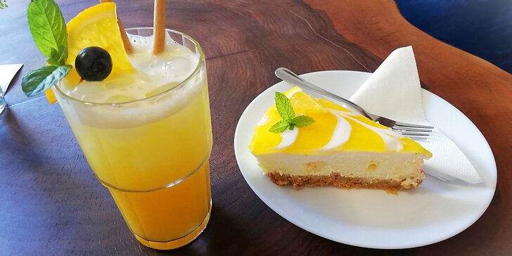 Mandarinkový cheesecake s kávou nebo multivitamínovou limonádou pro jednoho nebo dva
