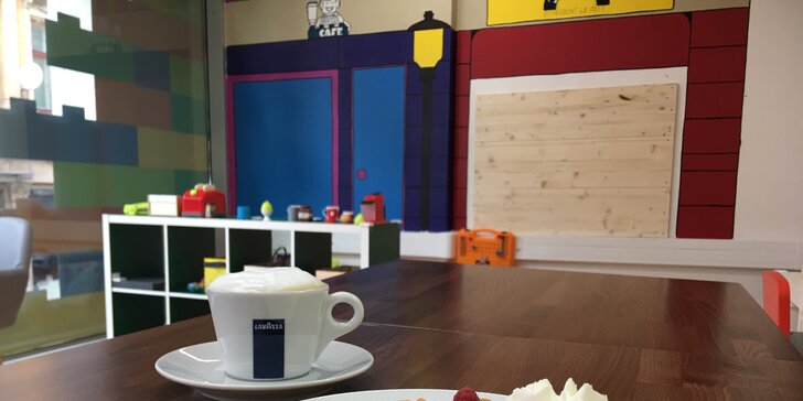 Moderní kavárna s LEGO® koutkem: nápoje, zákusky i poukaz na občerstvení