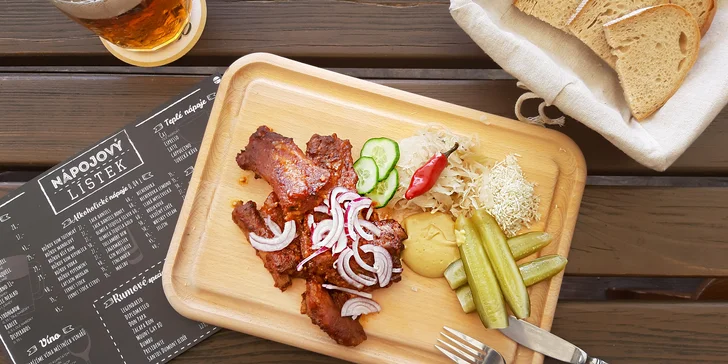 Vepřová žebírka s přílohou v Krumvířském hostinci kousek od Brna