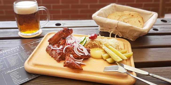 Vepřová žebírka s přílohou v Krumvířském hostinci kousek od Brna