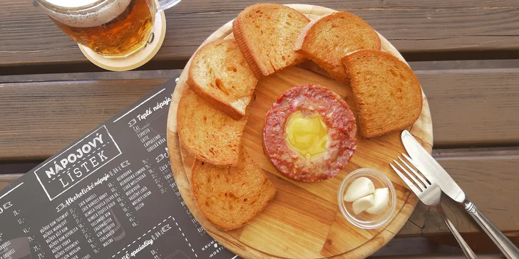 Namíchaný tatarák z pravé hovězí svíčkové s křupavými topinkami