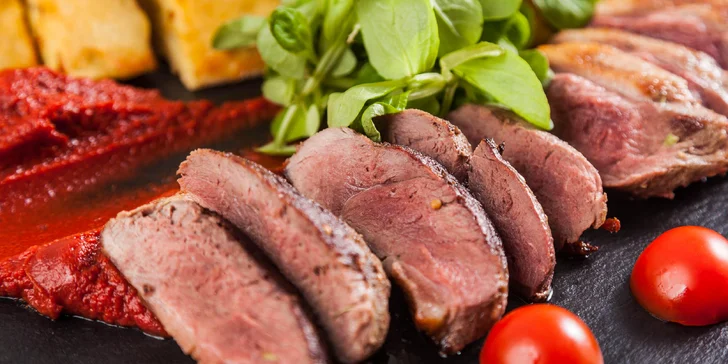 3chodové menu v zámecké restauraci pro 1 nebo 2 osoby: terina, kachní prsa a šlehačková roláda i s možností rozvozu