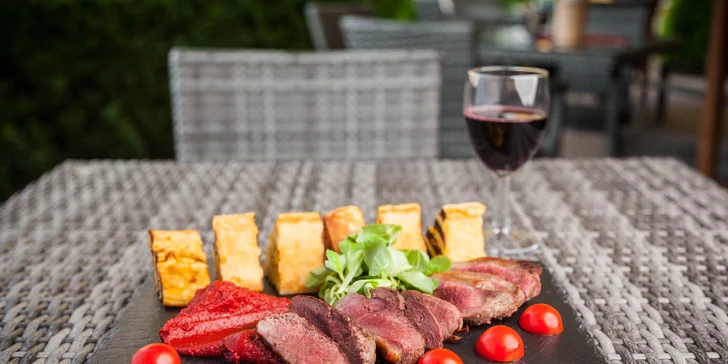 3chodové menu v zámecké restauraci pro 1 nebo 2 osoby: terina, kachní prsa a šlehačková roláda i s možností rozvozu
