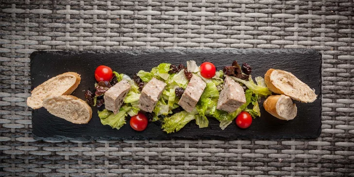 3chodové menu v zámecké restauraci pro 1 nebo 2 osoby: terina, kachní prsa a šlehačková roláda i s možností rozvozu