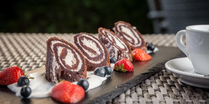 3chodové menu v zámecké restauraci pro 1 nebo 2 osoby: terina, kachní prsa a šlehačková roláda i s možností rozvozu