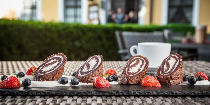3chodové menu v zámecké restauraci pro 1 nebo 2 osoby: terina, kachní prsa a šlehačková roláda i s možností rozvozu