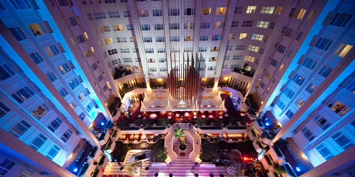 Date Night: 3chodové menu ve sky baru hotelu Hilton Prague s lahví vína a neomezenými nápoji
