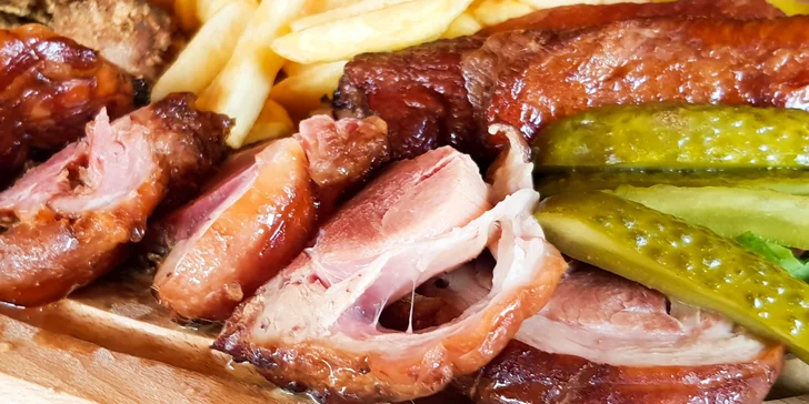 Pořádná masová hostina: Prkno s kolenem, žebry a křídly nebo 1,2 kg šunkového selátka