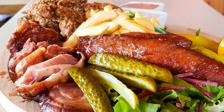 Pořádná masová hostina: Prkno s kolenem, žebry a křídly nebo 1,2 kg šunkového selátka