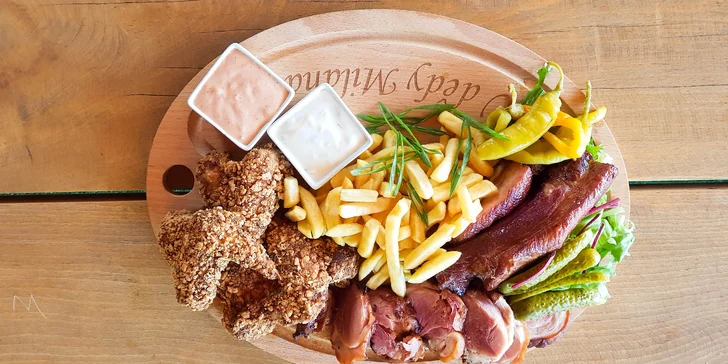 Pořádná masová hostina: Prkno s kolenem, žebry a křídly nebo 1,2 kg šunkového selátka