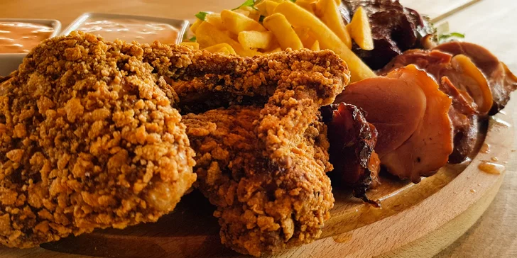Pořádná masová hostina: Prkno s kolenem, žebry a křídly nebo 1,2 kg šunkového selátka