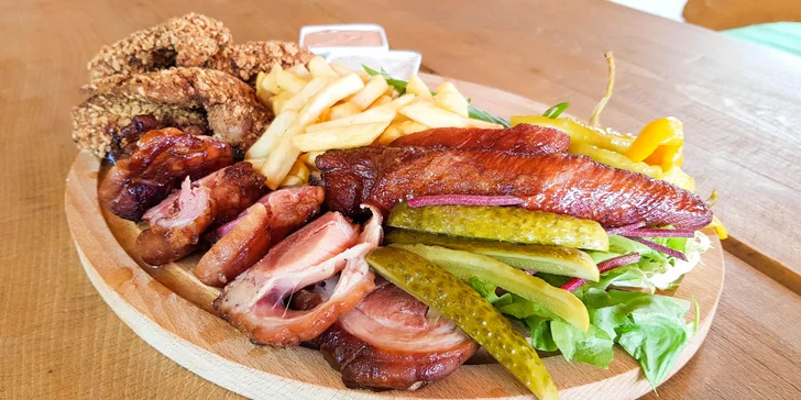 Pořádná masová hostina: Prkno s kolenem, žebry a křídly nebo 1,2 kg šunkového selátka