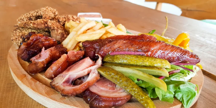 Pořádná masová hostina: Prkno s kolenem, žebry a křídly nebo 1,2 kg šunkového selátka
