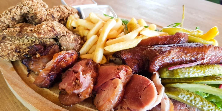 Pořádná masová hostina: Prkno s kolenem, žebry a křídly nebo 1,2 kg šunkového selátka