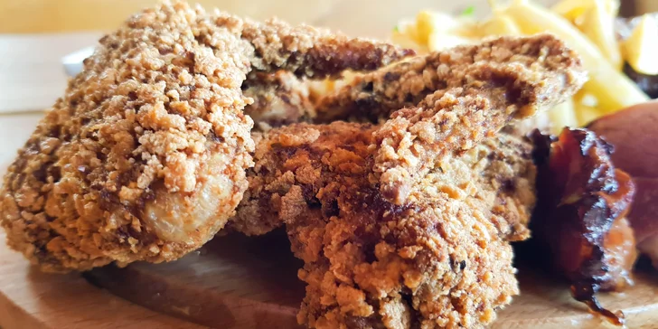 Pořádná masová hostina: Prkno s kolenem, žebry a křídly nebo 1,2 kg šunkového selátka