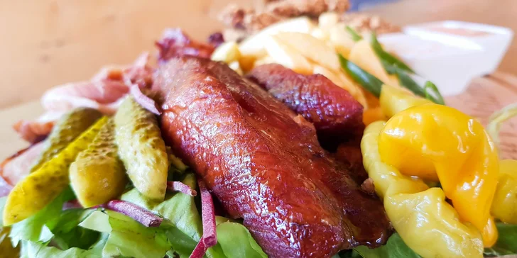 Pořádná masová hostina: Prkno s kolenem, žebry a křídly nebo 1,2 kg šunkového selátka