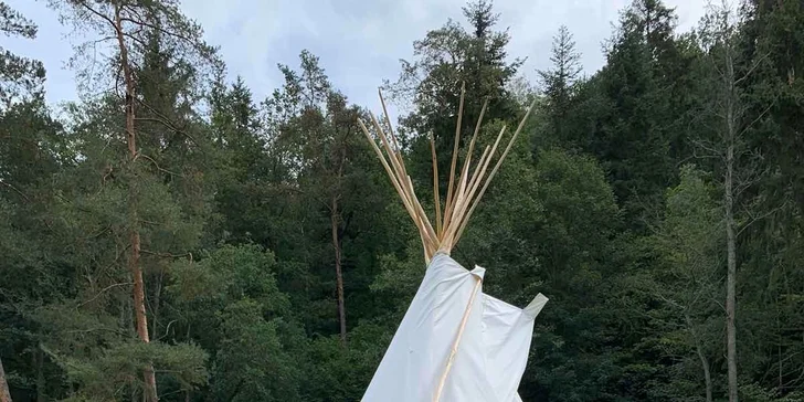Rodinná pohoda v chatkách či tee-pee na Křivoklátsku s bazénem a spoustou aktivit