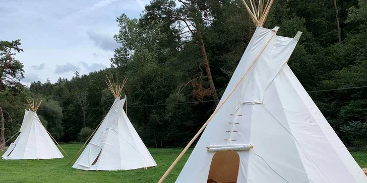 Rodinná pohoda v chatkách či tee-pee na Křivoklátsku s bazénem a spoustou aktivit