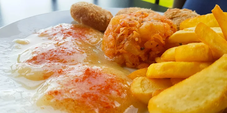 Tvarůžkové hody pro dva: smažené a nakládané tvarůžky, pomazánka a hranolky i topinky