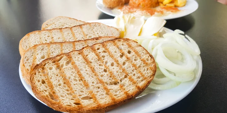 Tvarůžkové hody pro dva: smažené a nakládané tvarůžky, pomazánka a hranolky i topinky