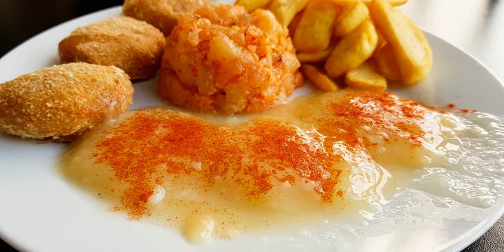 Tvarůžkové hody pro dva: smažené a nakládané tvarůžky, pomazánka a hranolky i topinky