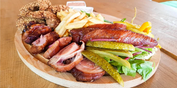 Pořádná masová hostina: Prkno s kolenem, žebry a křídly nebo 1,2 kg šunkového selátka