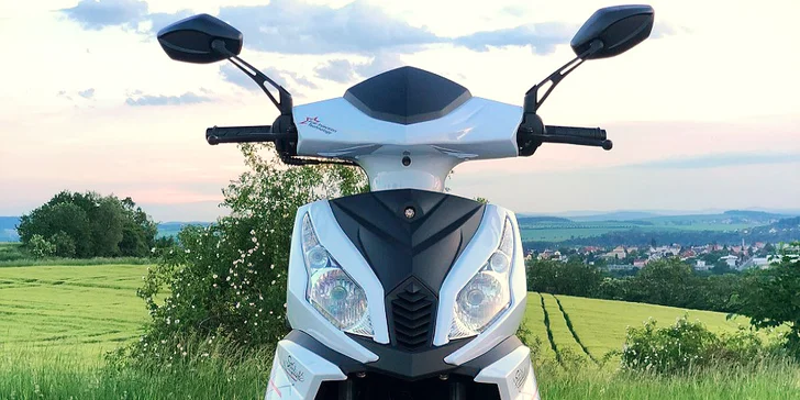 Výlet na dvou kolech: zapůjčení nového skútru vč. helmy a rukavic na den nebo celý víkend