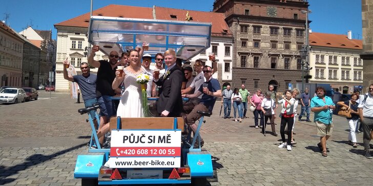 Pivní jízda po Plzni: pronájem Beer Bike s řidičem a neomezenou konzumací piva až pro 14 os.