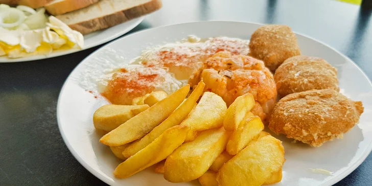 Tvarůžkové hody pro dva: smažené a nakládané tvarůžky, pomazánka a hranolky i topinky