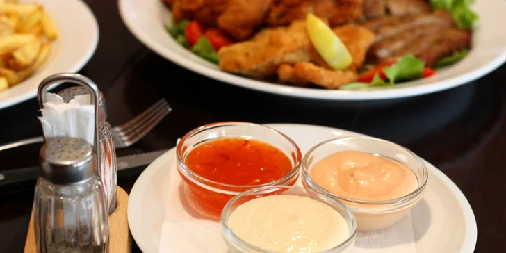 Masový talíř pro dva: řízky, krkovička, kuřecí steak a křídla i přílohy a omáčky