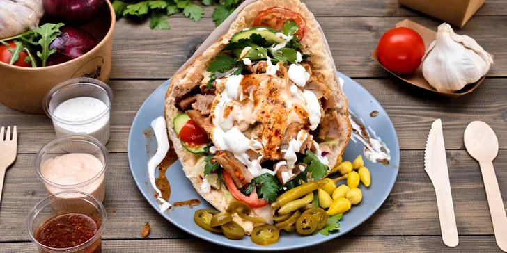 Street box s hranolky, kebab talíř i dürüm s nápojem kousek od Palmovky