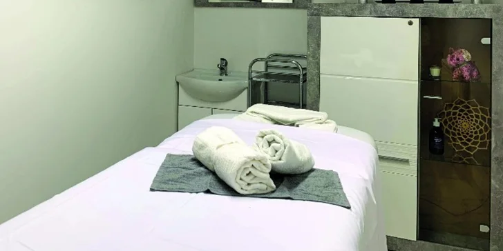 Hodinová uvolňující relaxační masáž zad, šíje nebo chodidel pro každého