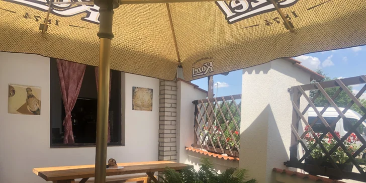 Dobroty pro pivaře: škvarková pomazánka, klobása, buřty a dvě velká piva