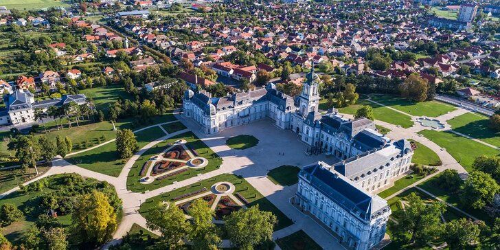 Výlet busem do Maďarska: termální jezero v Hévízu a barokní zámek