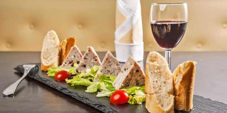 3chodové menu v zámecké restauraci pro 1 nebo 2 osoby: terina, kachní prsa a šlehačková roláda i s možností rozvozu